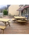 Terrasse en bois d'un commerce avec des tables de pique nique en bois