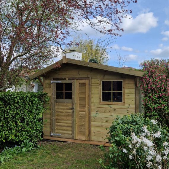 abri en bois dans un jardin