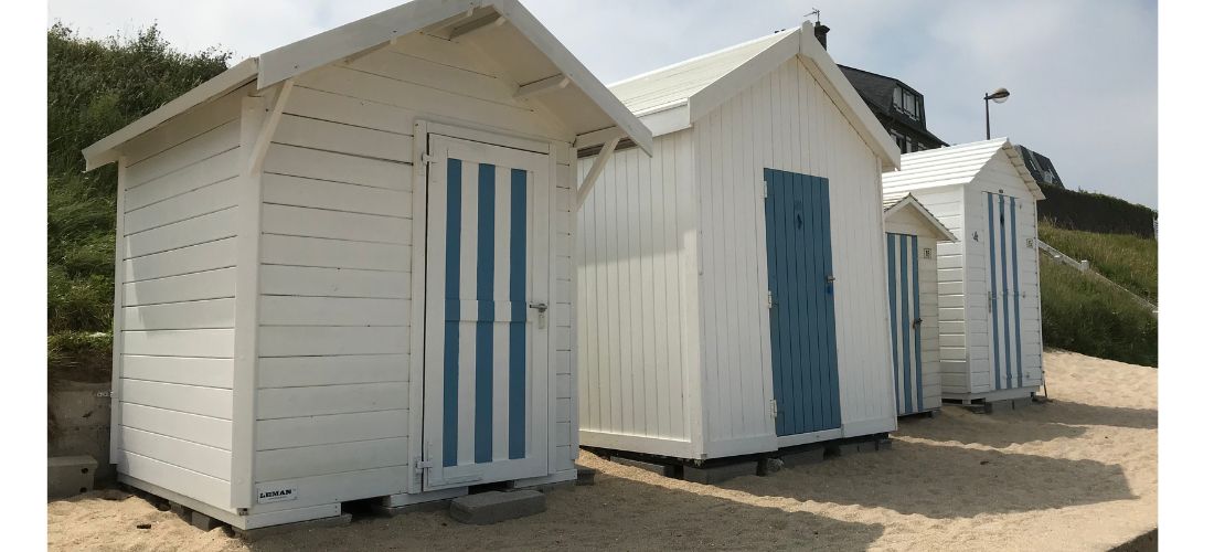 trois cabines de plage en bois