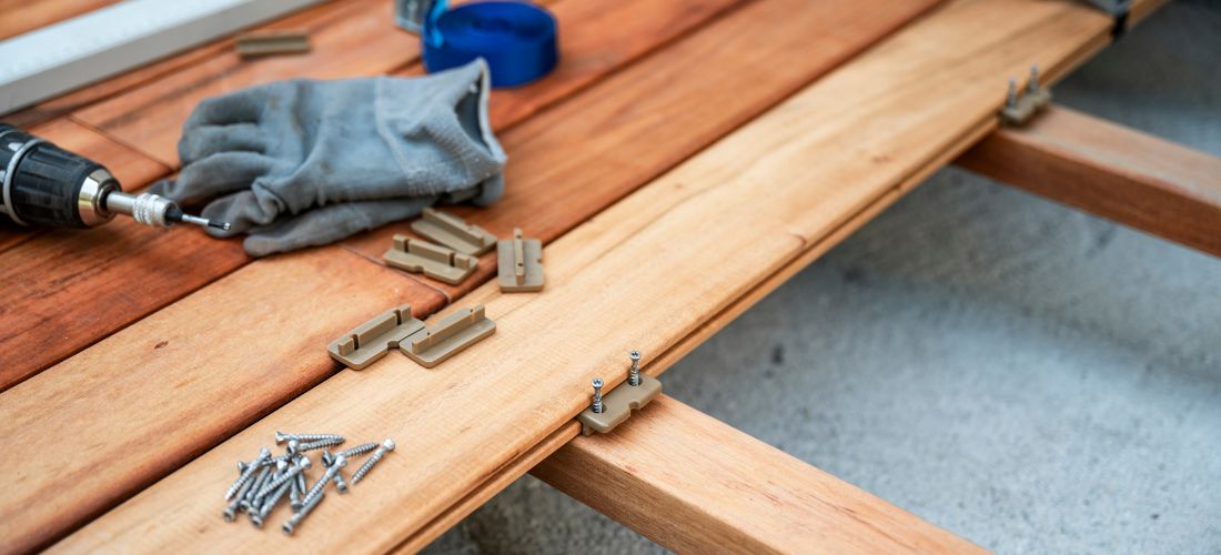 montage d'une terrasse en bois avec outils